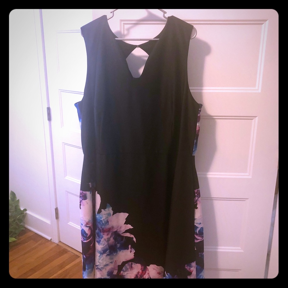 Black keyhole dress with pockets